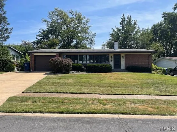 1610 Horseshoe Dr, Florissant, MO 63033