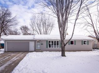 651 Jackson St S, Shakopee, MN 55379