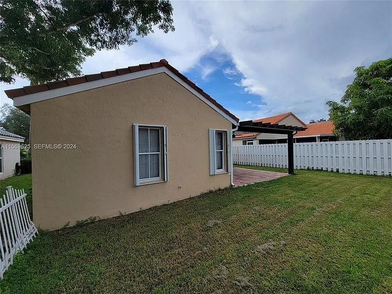 928 Falling Water Rd — Photo 28