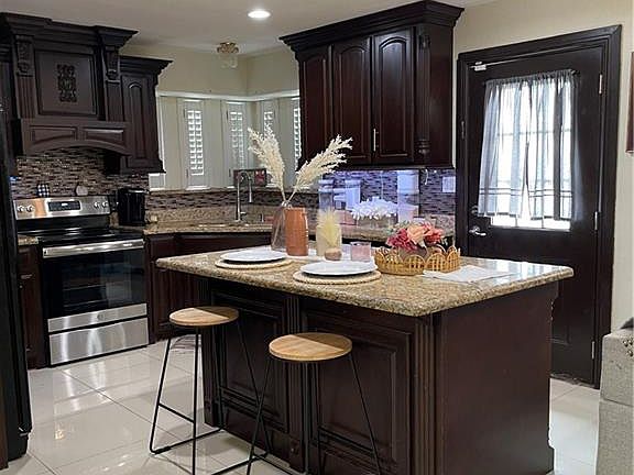 5th image of 1601 Tierra Linda Cir W