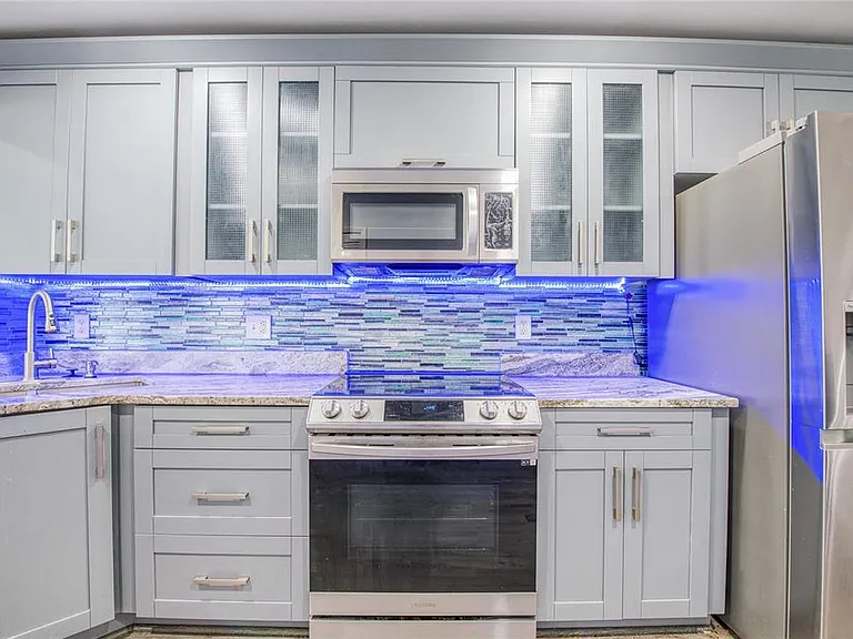 2390 Bentley Dr — Photo 16