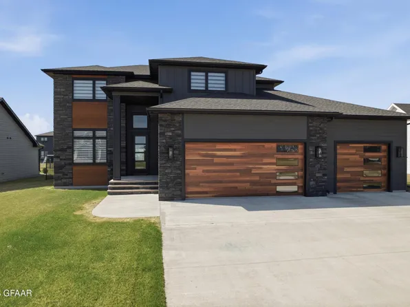 5983 Sylvia Cir, Grand Forks, ND 58201