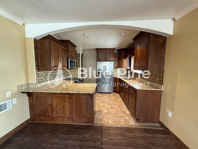 4 bed, 2.0 bath, 2824 sqft, $1,595 — Photo 3