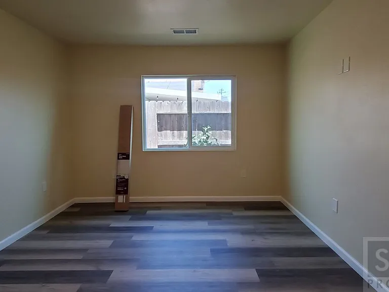 1390 Yale Pl — Photo 18
