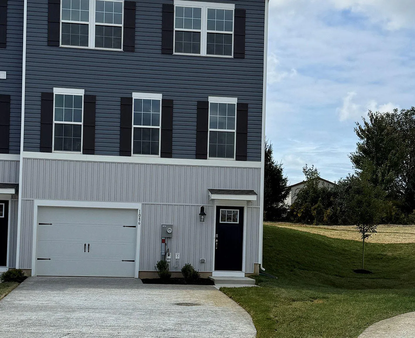 3 bed, 2.5 bath, 2208 sqft, $3,100 — Photo 1