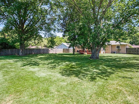4th image of 1025 N Twyckenham Dr
