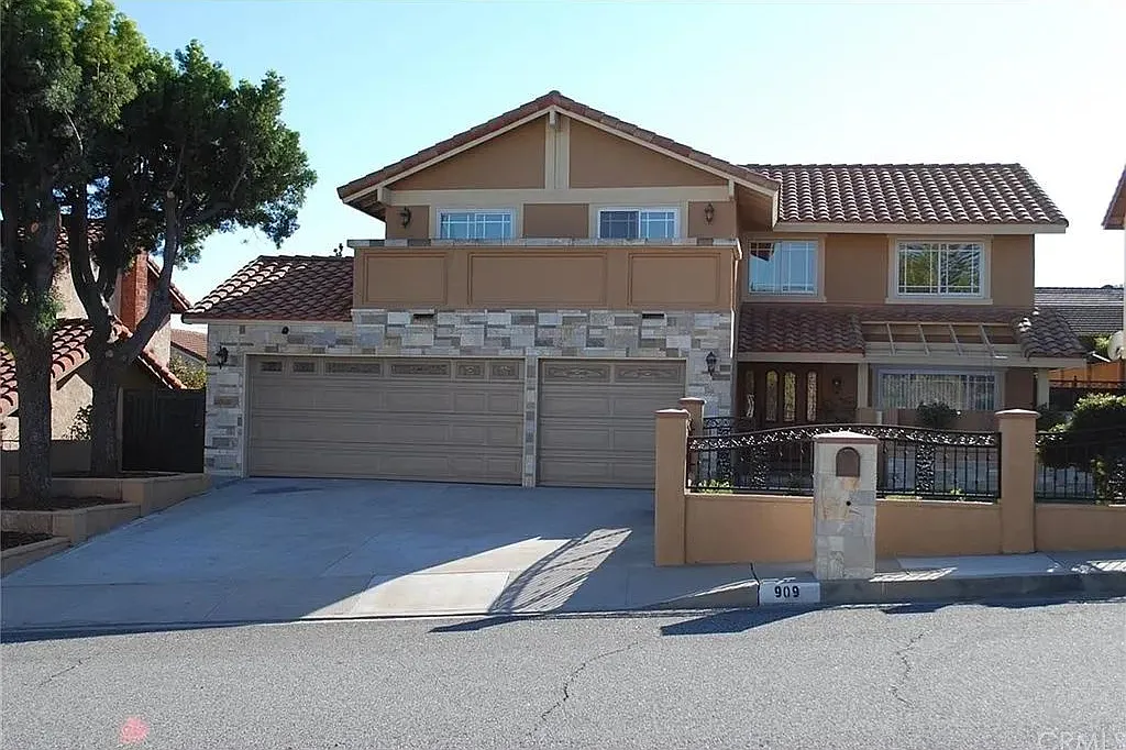 4 bed, 2.5 bath, 2181 sqft, $4,800 — Photo 1