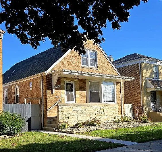 8143 S Sawyer Ave photo 1