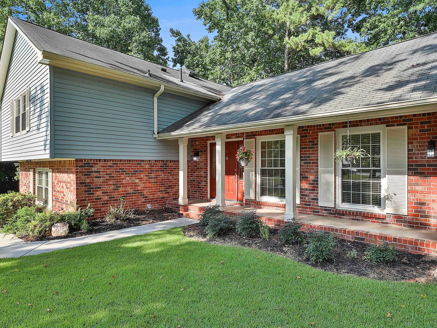 4 bed, 2.5 bath, 2000 sqft, $3,100 — Photo 2