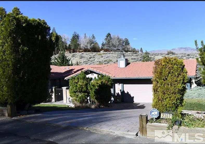 2367 Camelot Way photo 1