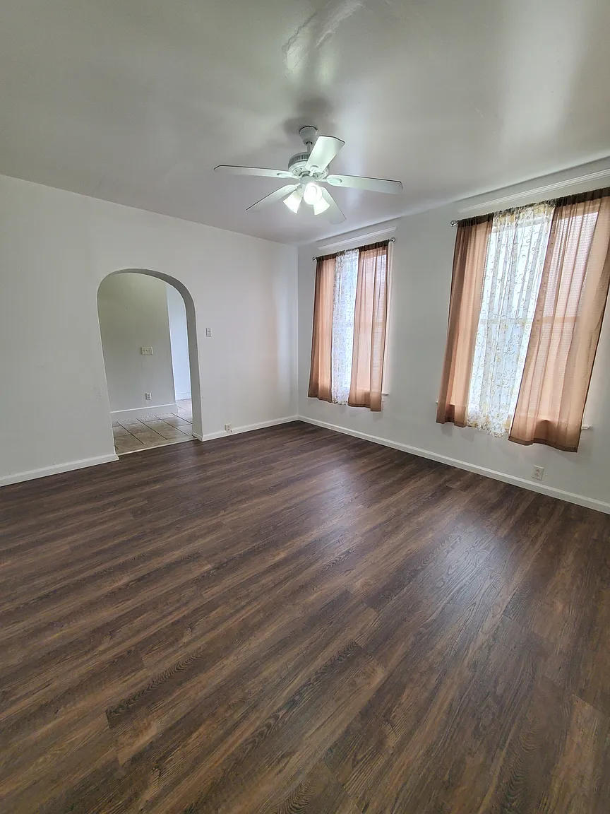 3915 S Compton Ave photo 1