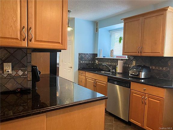 4th image of 416 Benedict Ave APT Gr8