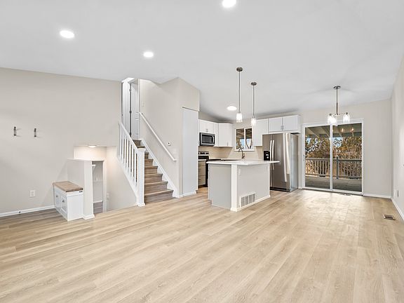5th image of 3601 Cragwood Dr