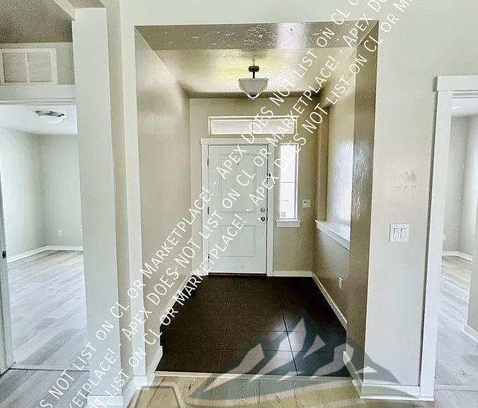 801 E Ionia Dr — Photo 4