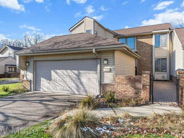 29263 W Chanticleer Dr, Southfield, MI 48034