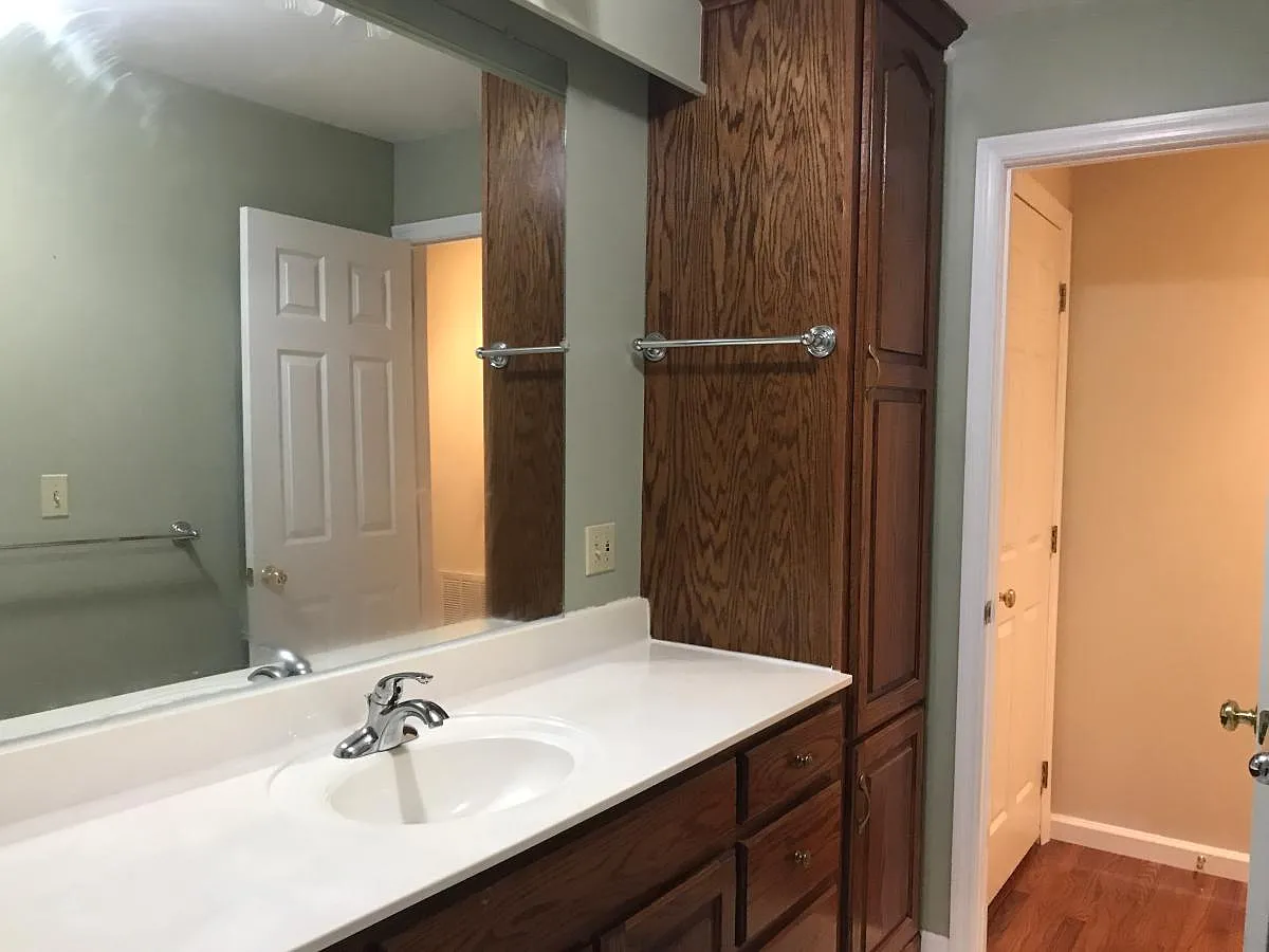 1 bed, 1100 sqft, $1,100 — Photo 3