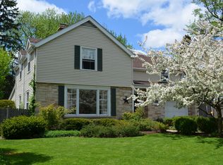 26 McIntosh Ave, Clarendon Hills, IL 60514