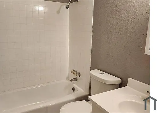 508 Alcazar St SE #A — Photo 4