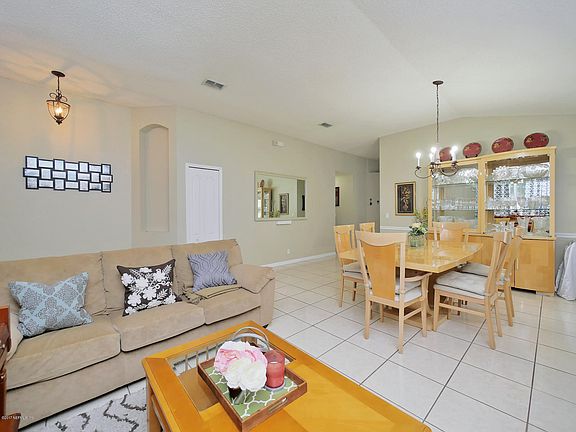 5th image of 266 BROOKCHASE Lane W