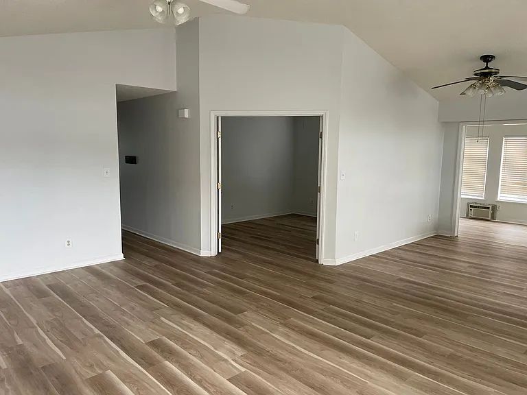 480 Saltaire Dr — Photo 7