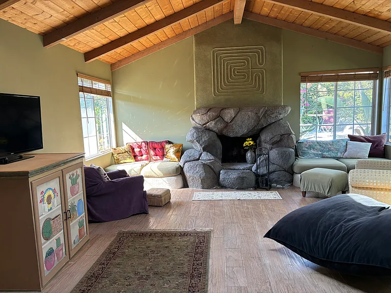 Mount Frissell Dr — Photo 9