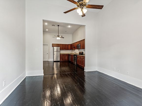 4th image of 900 Josephine St