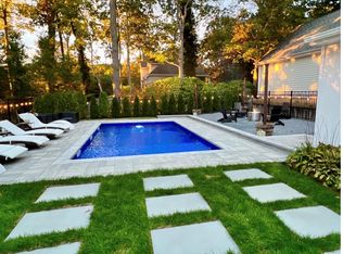 23 Grove St, Cold Spring Harbor, NY 11724