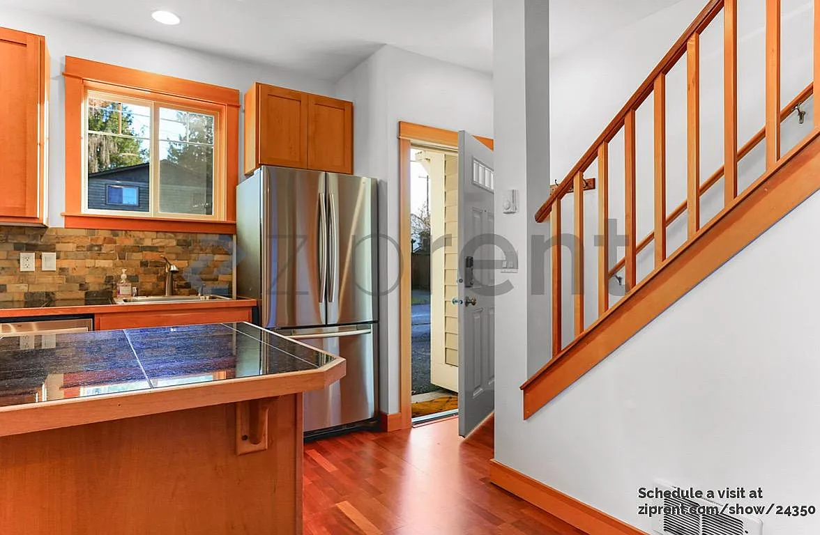2 bed, 1.5 bath, 830 sqft, $2,700 — Photo 2