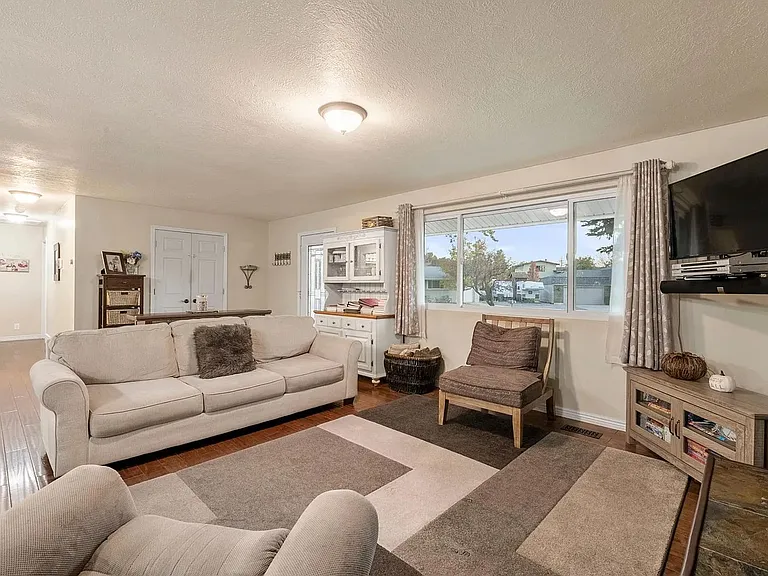 1553 E Huckleberry Cir — Photo 3
