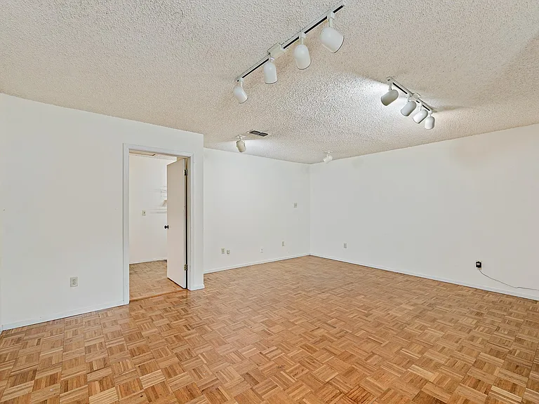 8022 Scotland Yard — Photo 24