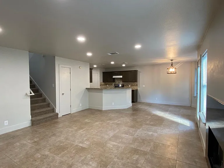 1129 Stephanie Lee Ln — Photo 2