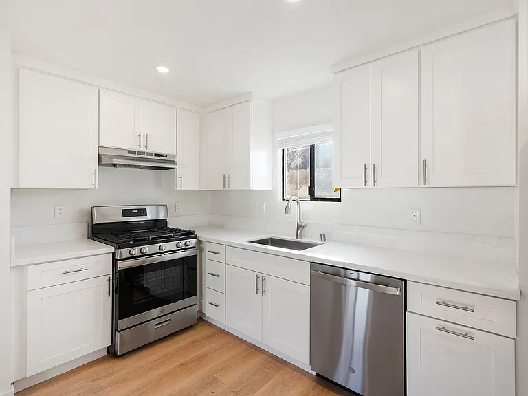 230 S Alpine — Photo 17