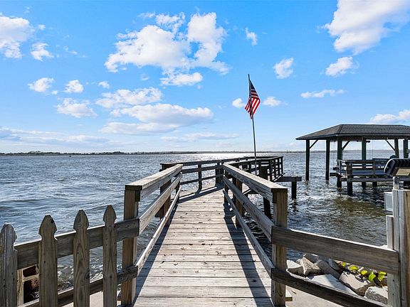5th image of 8978 Heckscher Dr