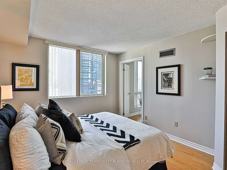 25 Grenville St #1801 — Photo 10