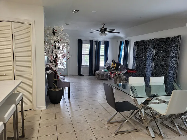 1000 Camelot Dr — Photo 6