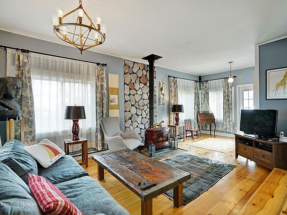 2nd image of 8 Holiday Ct