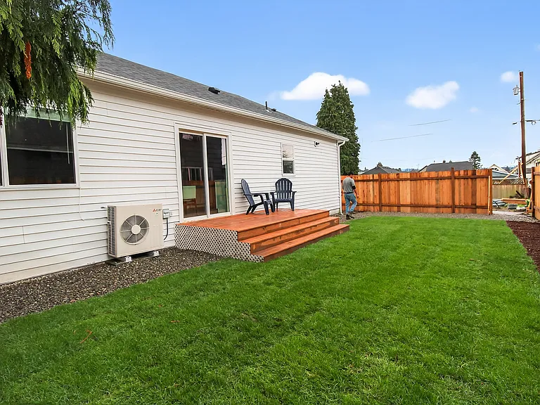 2415 Cedar St — Photo 13