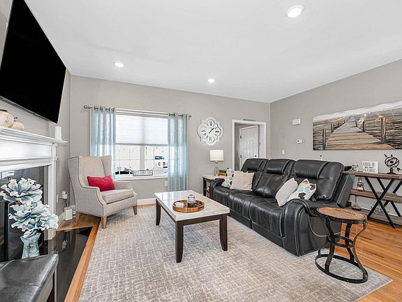 5th image of 8 Crown Point Circle