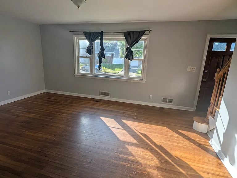 565 W 6th Ave — Photo 3