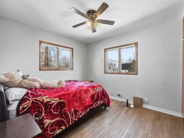 521 29th St NE — Photo 3