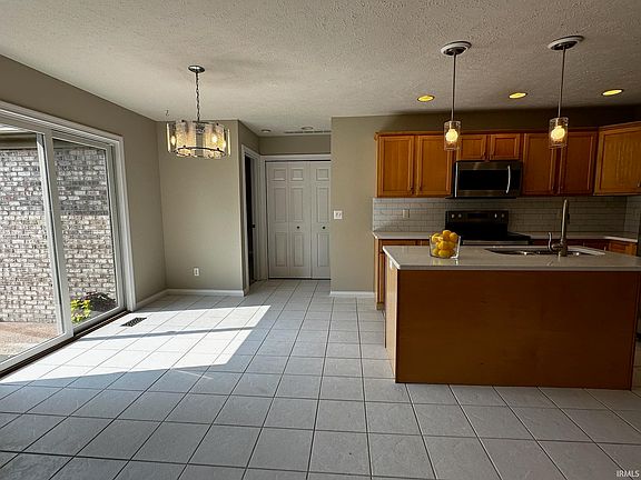 4th image of 6100 Shoreham Dr