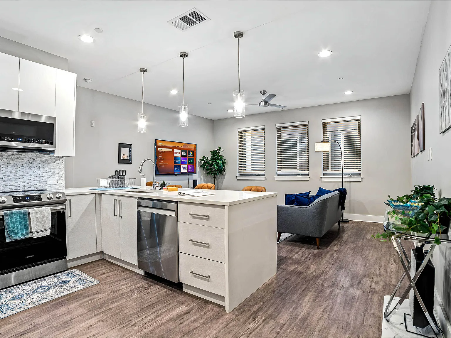 2 bed, 2.5 bath, 1300 sqft, $4,000 — Photo 4