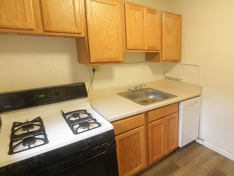 413 Lamar Ave — Photo 3