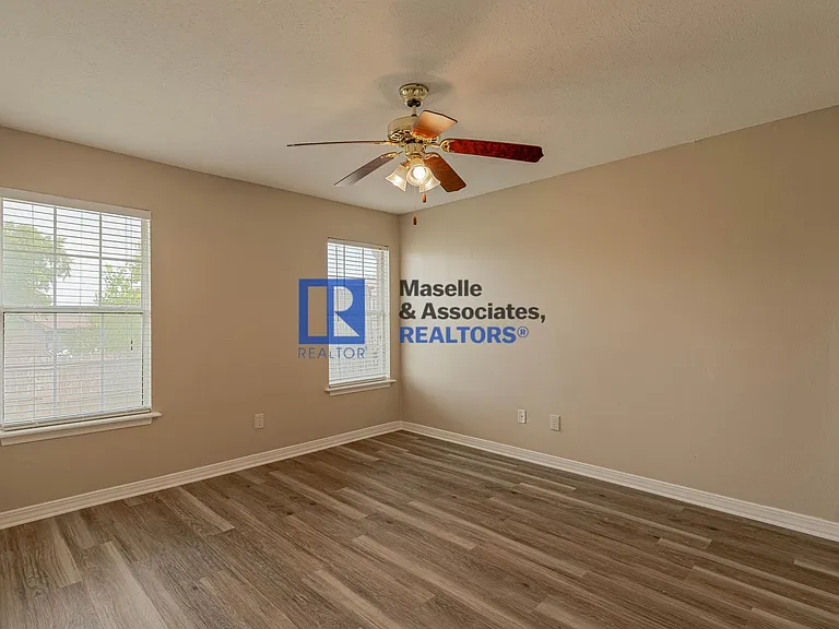 413 Woodlake Ln — Photo 21