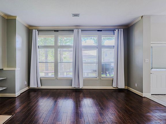 3rd image of 2911 Maple Bend Dr