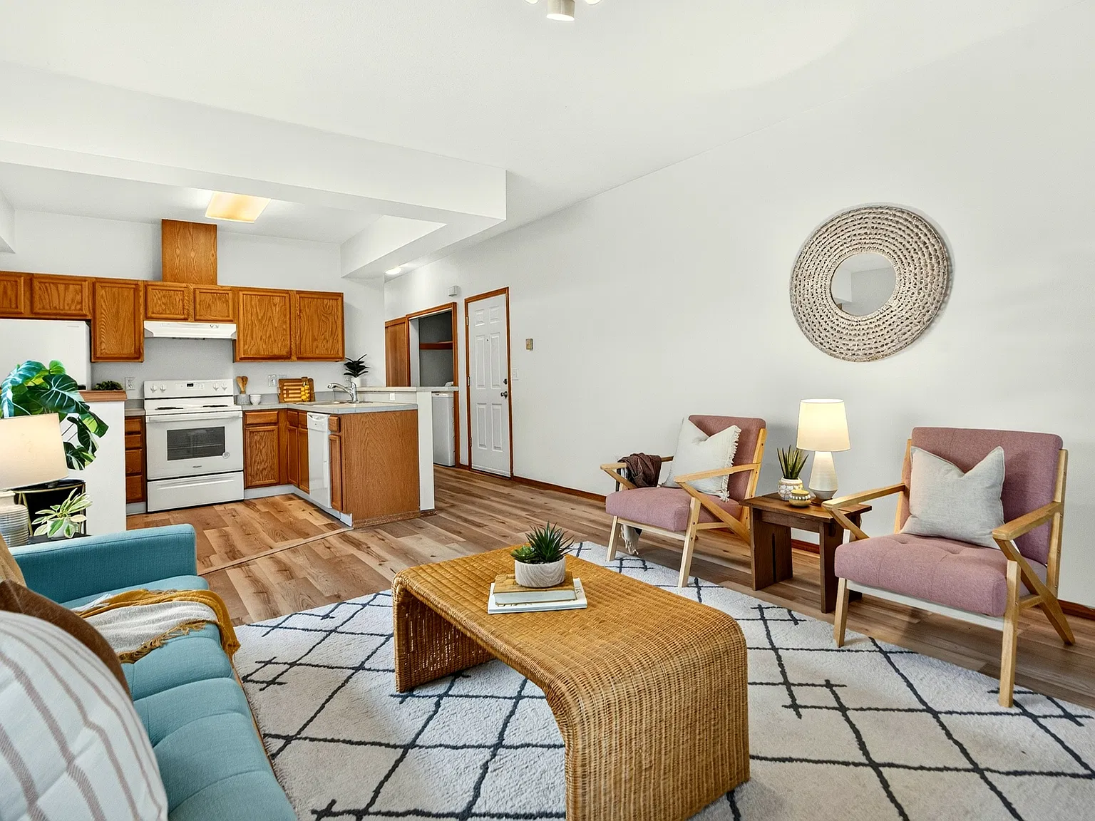 2 bed, 810 sqft, $1,745 — Photo 3