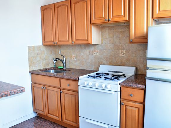 3rd image of 556 17th St #2X