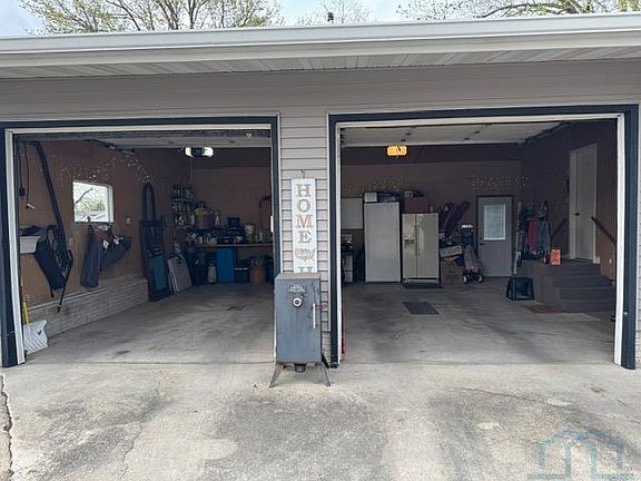 4th image of 208 E Main St