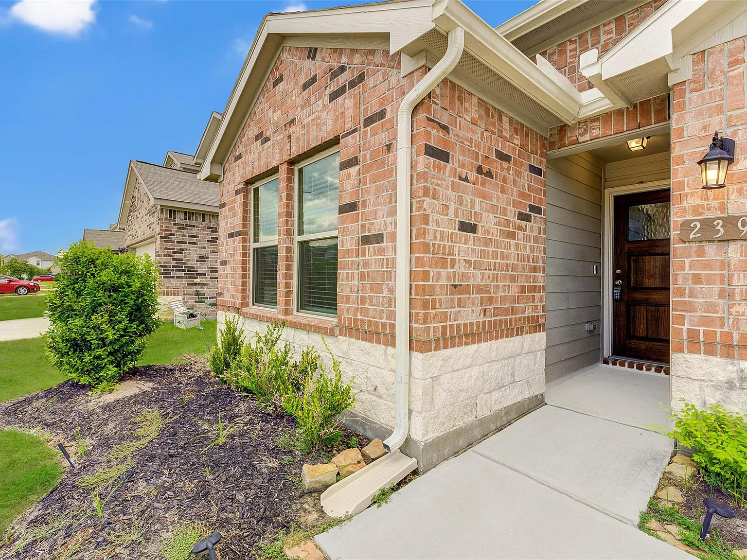 4 bed, 2.0 bath, 1999 sqft, $2,200 — Photo 3