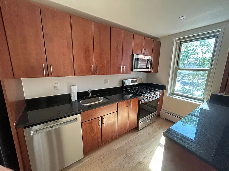 10 Camelot Ct #4L — Photo 2